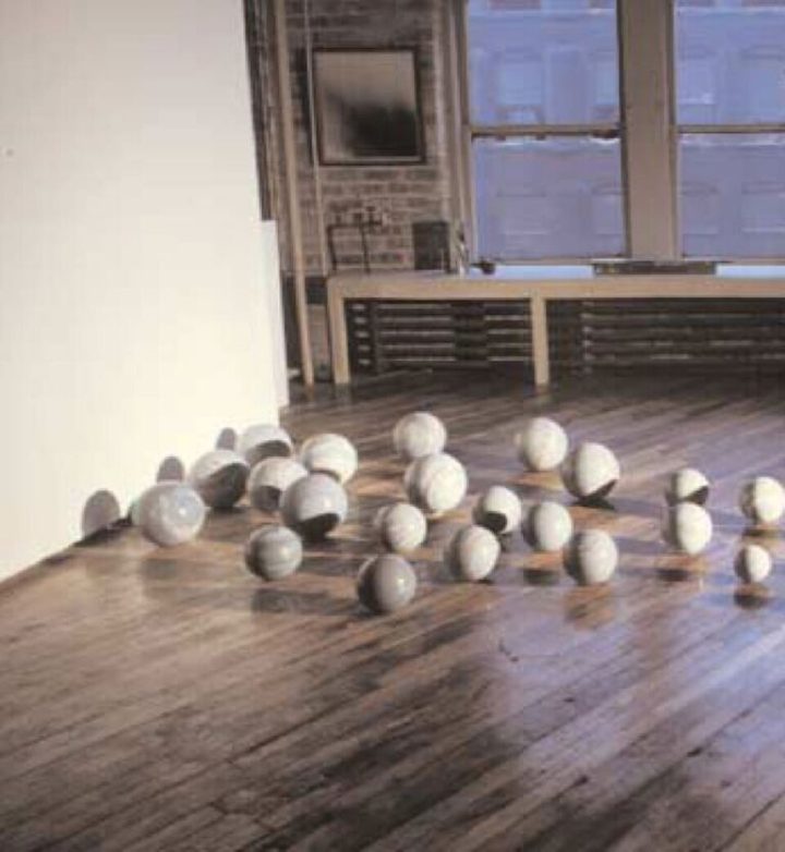 Forty Spheres, 1980, bardiglio marble, 22.8 x 548.5 x 304.8 cm. Collection of the artist