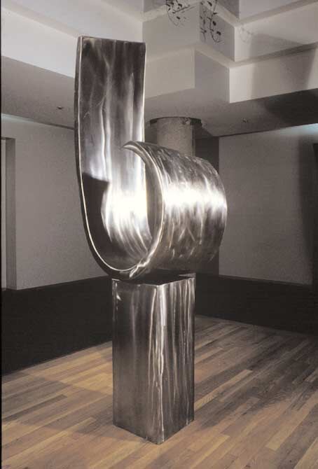 Grande vela, 1990, stainless steel, 208.3 x 81.3 x 48.3 cm. Collection of Mr. and Mrs. Jelinek, St. Charles, IL, USA