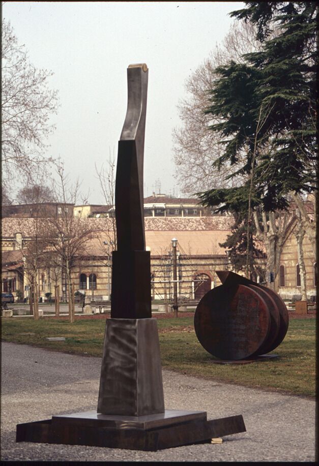 Essere, 1999, stainless steel, granite, 310 x 91.4 x 91.4 cm. Collection of the artist