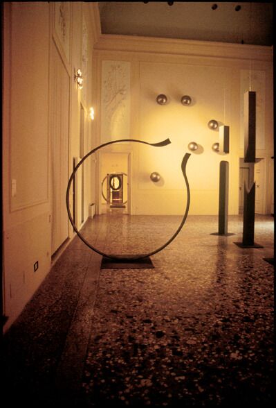 Anello aperto, 2001–2003, painted Steel, 248 x 246 x 15 cm. Collection of the artist.