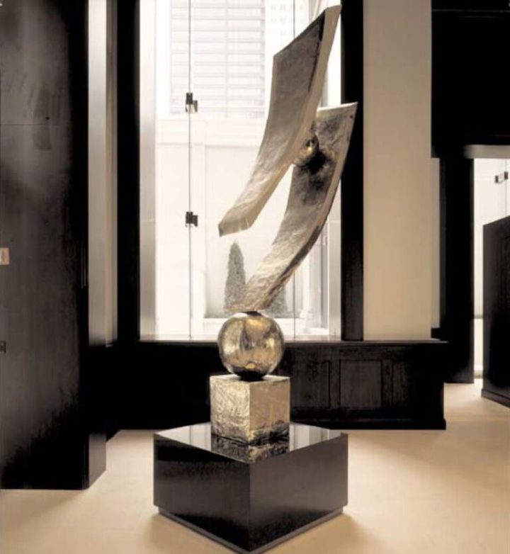 Continuity, 1962–1992, bronze and granite, 350 x 140 x 60 cm.
Collection of the University of Chicago, Gordon Center for Integrative Science, Chicago, IL, USA, 2005.