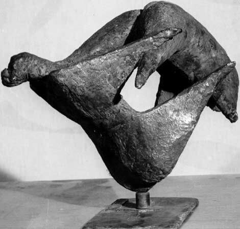Due acrobati, 1957, bronze, 25 x 32 x 17 cm. Collection of James and Cathy Grodzins, Chicago, IL, USA; and the artist