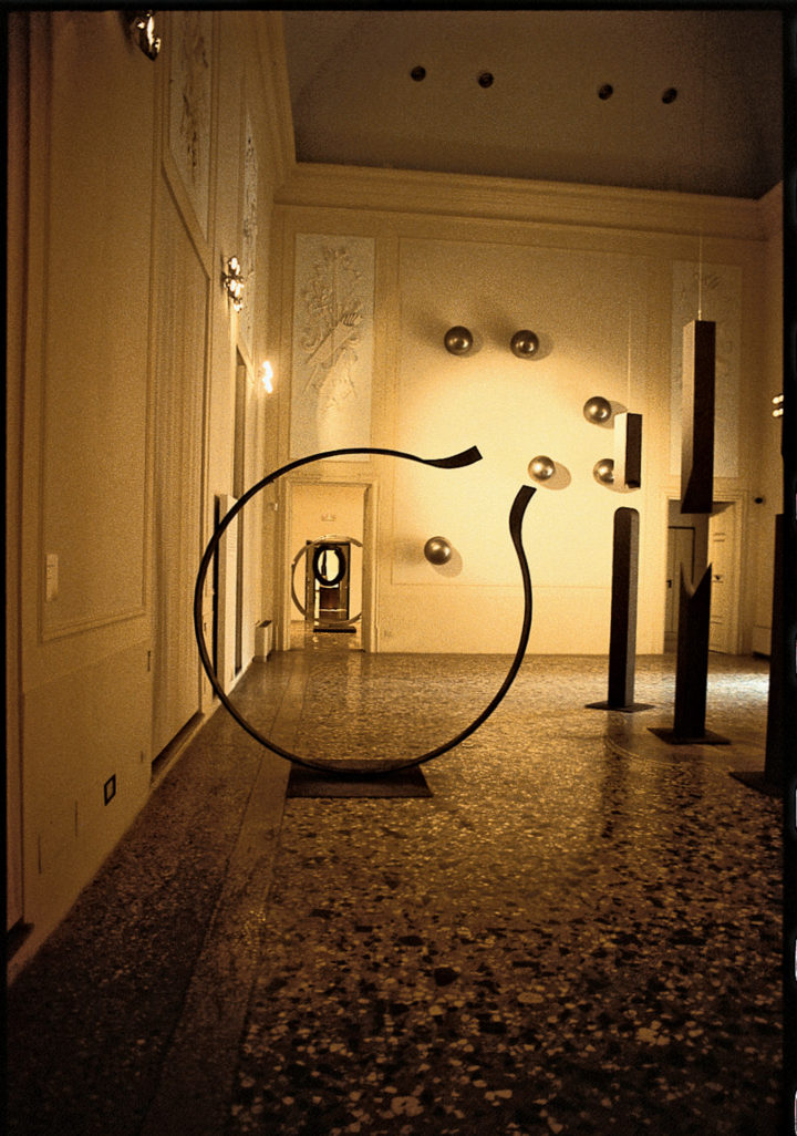 Anello aperto, 2001–2003, painted Steel, 248 x 246 x 15 cm. Collection of the artist.
