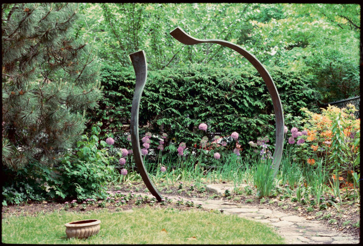 Anello nel tempo, 2001, bronze, 243.8 x 243.8 x 15.8 cm. Collection of Paul and Mia Levy, Chicago, IL, USA.	