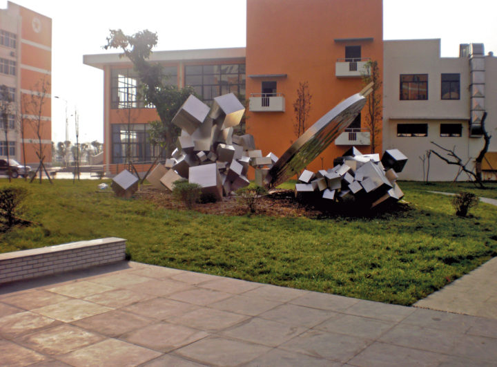 Atto sublime, 2009-2010, stainless steel and bronze, 400 x 1000 x 1000 cm. 
Collection of Ba Yi Middle School, Deyang, Sichuan, China.