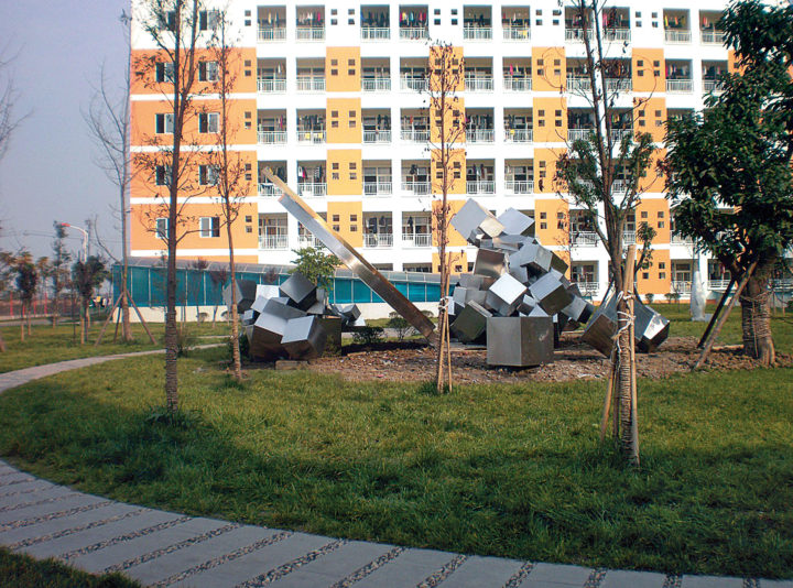 Atto sublime, 2009-2010, stainless steel and bronze, 400 x 1000 x 1000 cm. 
Collection of Ba Yi Middle School, Deyang, Sichuan, China.