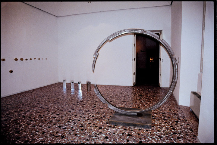 Cerchio in formazione, or Formation of a Circle, 1985–2003, stainless steel, 220 x 220 x 10 cm. Collection of the artist.