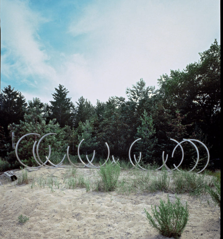 Circular Tumbleweed, 1977–1988, stainless steel, 152.4 x 1524 x 823 cm.
Collection of Edward Napleon.