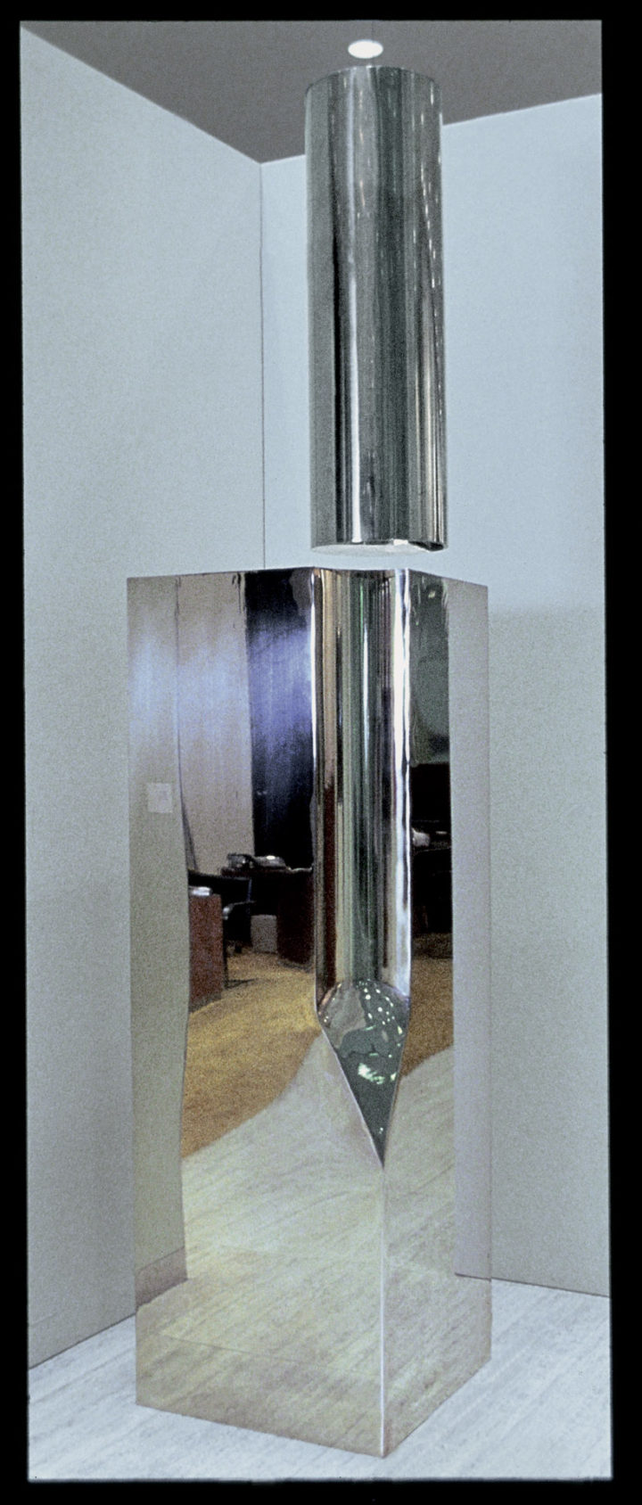 Concave – Convex, 1977, bronze, 183 x 61 x 61 cm.
Collection of George Hlepas, Chicago, IL, USA