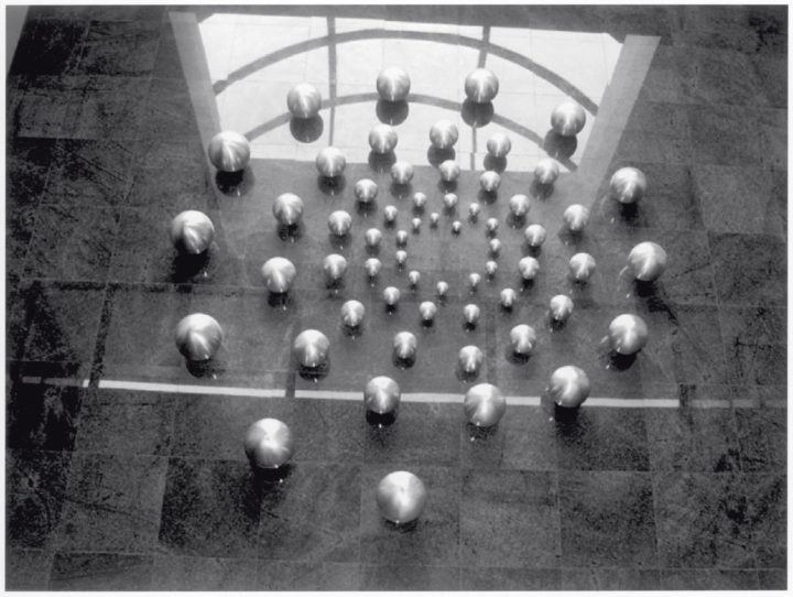 Energy, 1987–1995, Stainless steel, 300 x 300 x 23 cm.
Collection of the Conauto Office Building, Guayaquil, Ecuador, 1995.