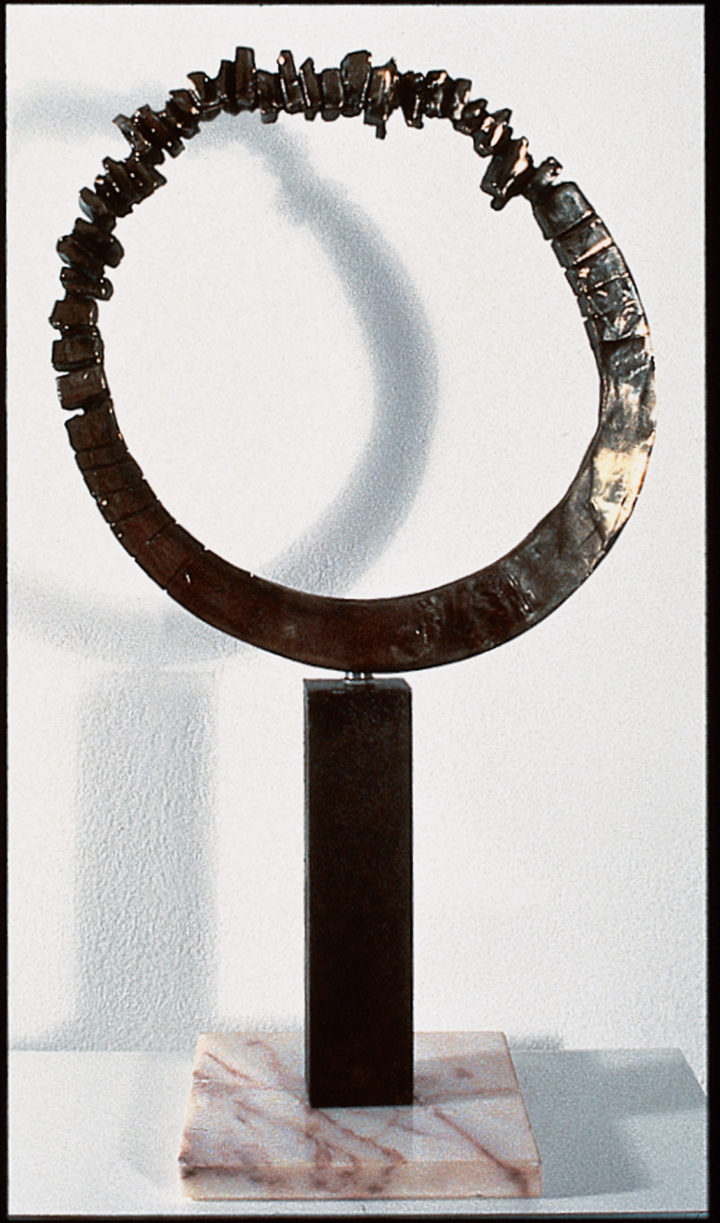 Formation of a Circle IV, 1986, bronze and marble, 26.7 x 24.1 x 3.1 cm. Collection of Don Mazzoni, Chicago, IL, USA