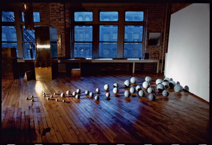 Forty Spheres, 1980, bardiglio marble, 22.8 x 548.5 x 304.8 cm. Collection of the artist