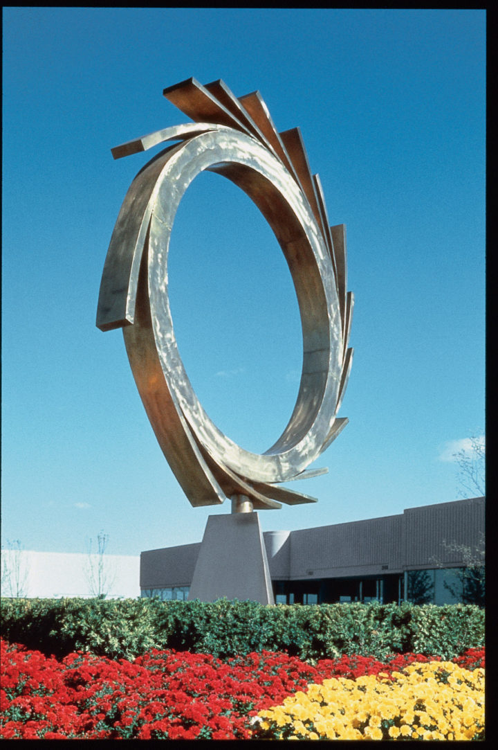 Meteora, 1987, Bronze, 518.2 x 457.2 x 152.5 cm.
Collection of Korman Lederer & Associates, Dundee Place Corporate Center, Northbrook, IL, USA, 1987.