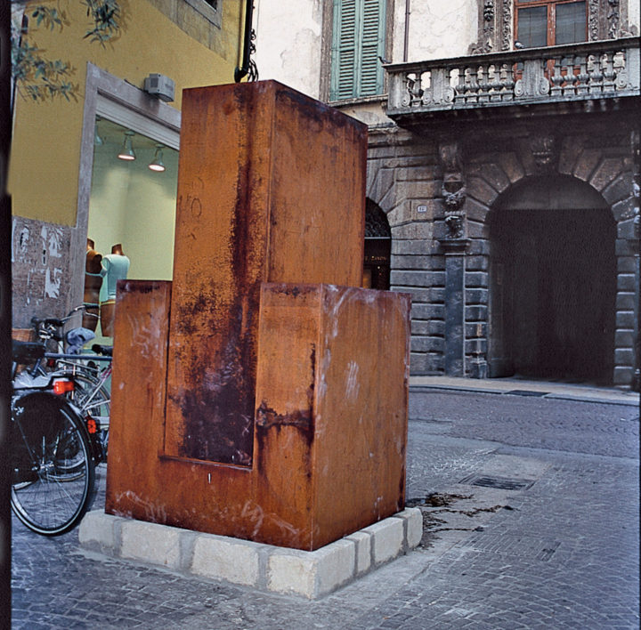 Pensiero, 2003, Corten Steel, 160 x 100 x 100 cm. Collection of John D. Kuhns, Lakeville, CT, USA. © Virginio Ferrari