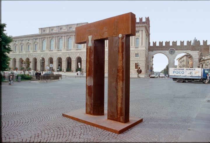 Porta Verona (omaggio all’Architetto Carlo Scarpa), 2002, Corten Steel, 	360 x 260 x 200 cm. Collection of John D. Kuhns, Lakeville, CT, USA.  © Virginio Ferrari