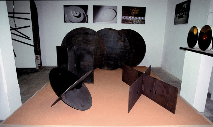 Sei figure geometriche, 2003, Corten Steel and Sand, 125 x 300 x 400 cm. Collection of the artist. © Virginio Ferrari