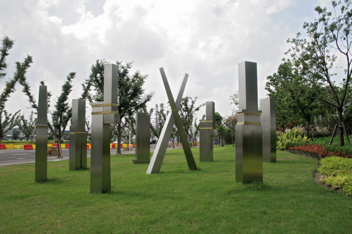 The Family, 1995-2010, Stainless Steel & Bronze, 300 x 800 x 800 cm. 
Collection of the City of Shanghai, Riverside Landscaping Belt, Expo 2010, Shanghai, China. 