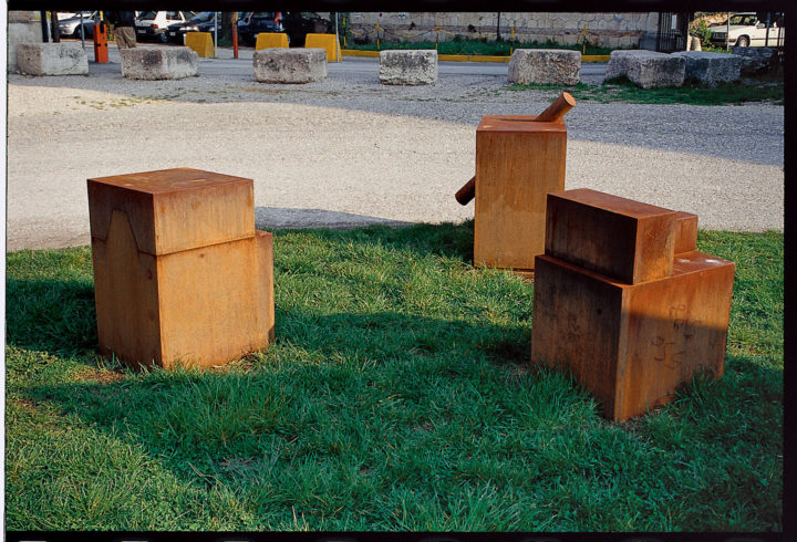 Tre elementi nell'ambiente, 2003, Corten Steel,	100 x 100 x 100 cm. Collection of the artist. 