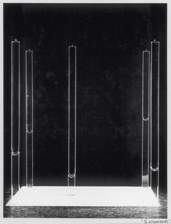 Cinque elementi, 1970, plexiglas, 215 x 215 x 220 cm. Collection of Mark and Anna Siegler, Chicago, IL, USA.
