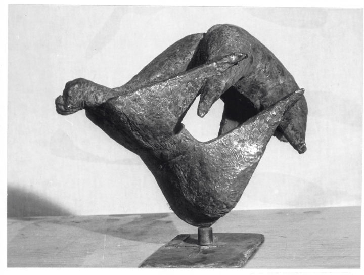 Due acrobati, 1957, bronze, 25 x 32 x 17 cm. Collection of James and Cathy Grodzins, Chicago, IL, USA; and the artist