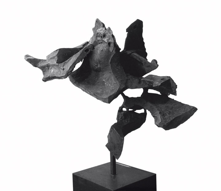 Elementi plastici in movimento, 1964, bronze, 145 x 120 x 110 cm. Private collection, Atlanta, GA, USA