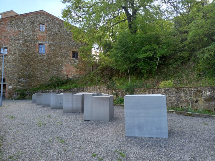 Cristalli in formazione, 1998-2002 (installed in 2022), Pietra Serena, Panicale (PG), Italy, Virginio Ferrari, donated in memory of Marisa Boccaccini Ferrari. Installation 2022.